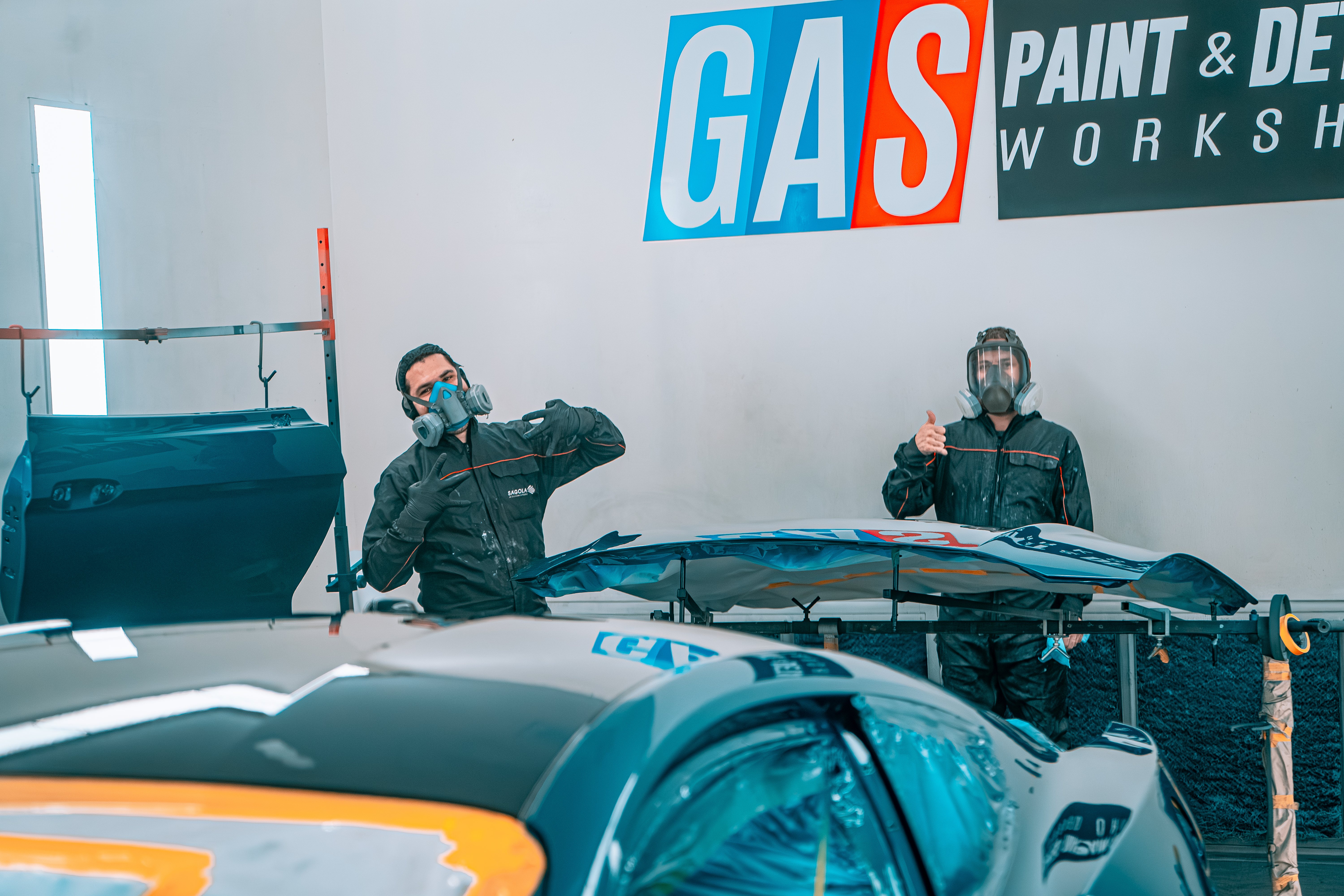 Técnicos de GAS trabajando con paneles de carrocería preparados