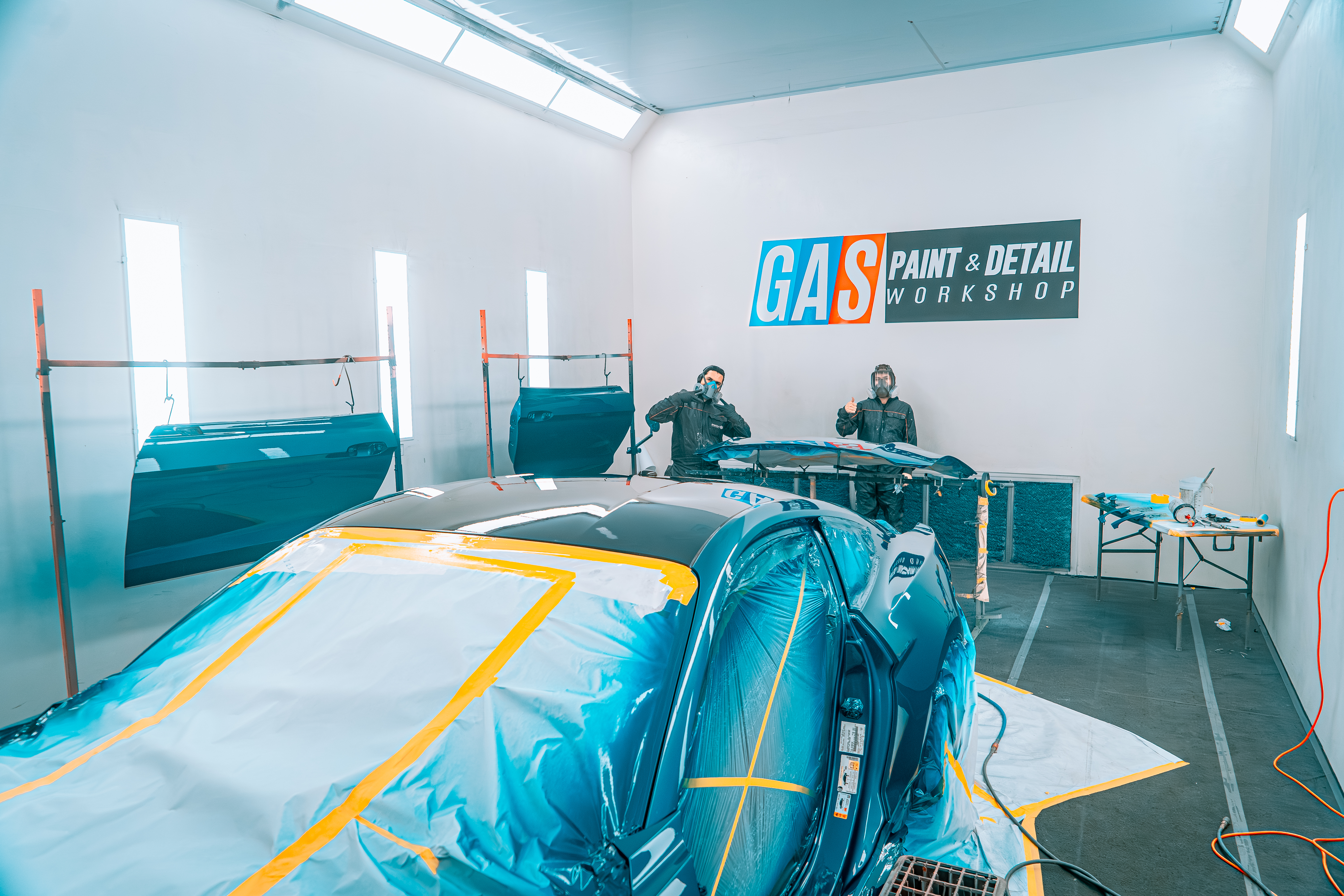 Equipo GAS Paint & Detail Workshop en cabina de pintura