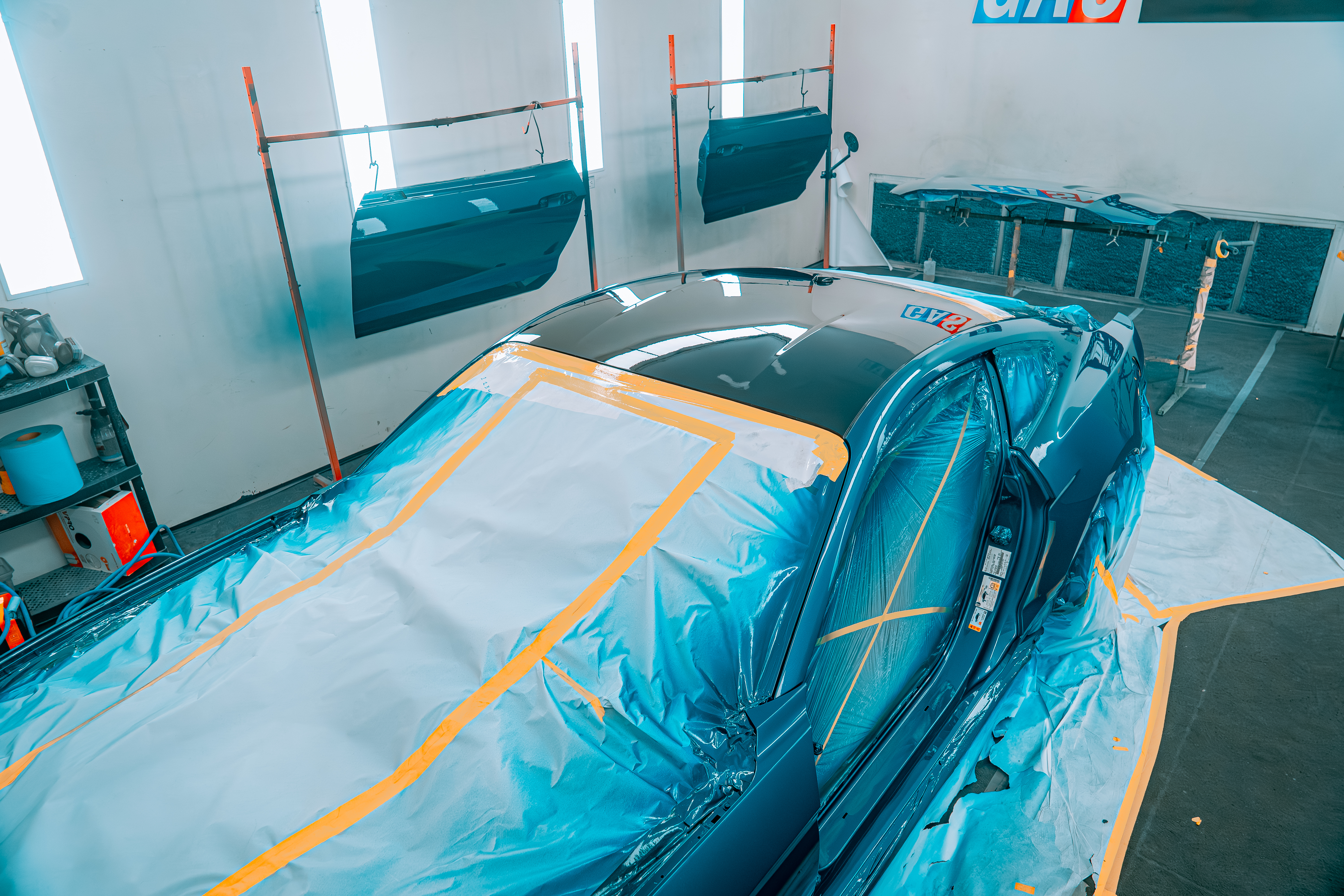 Vehículo preparado para acabado dentro de la cabina de pintura